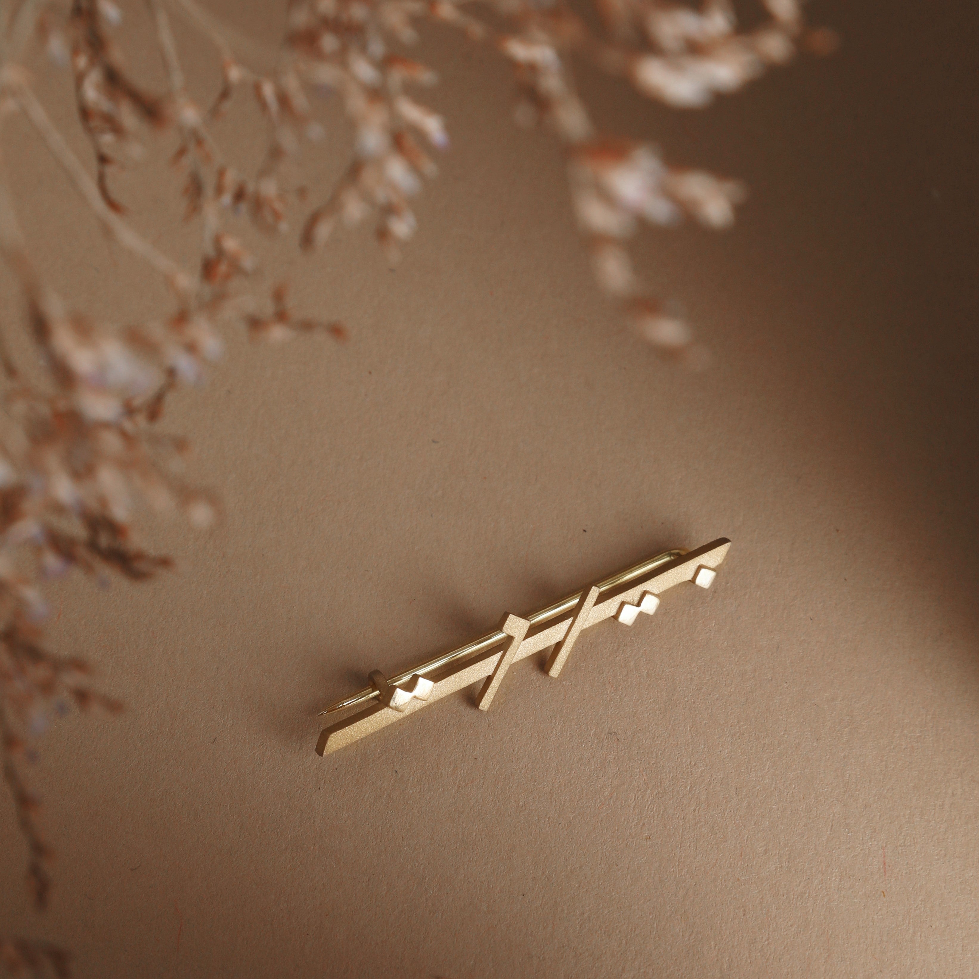 ël_Beirut brooch in sand-blasted yellow gold