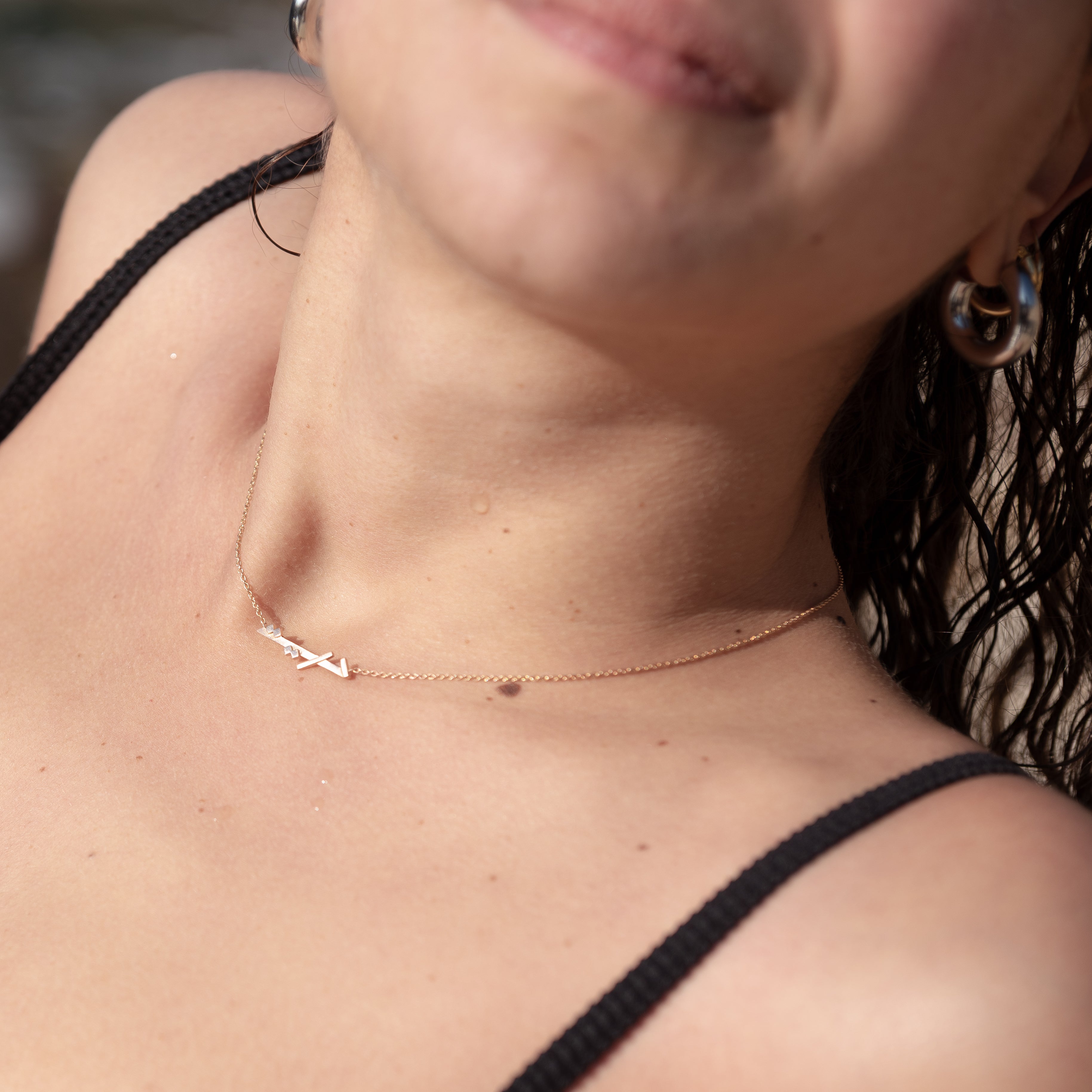 ël_Freedom horizontal necklace in brushed white gold