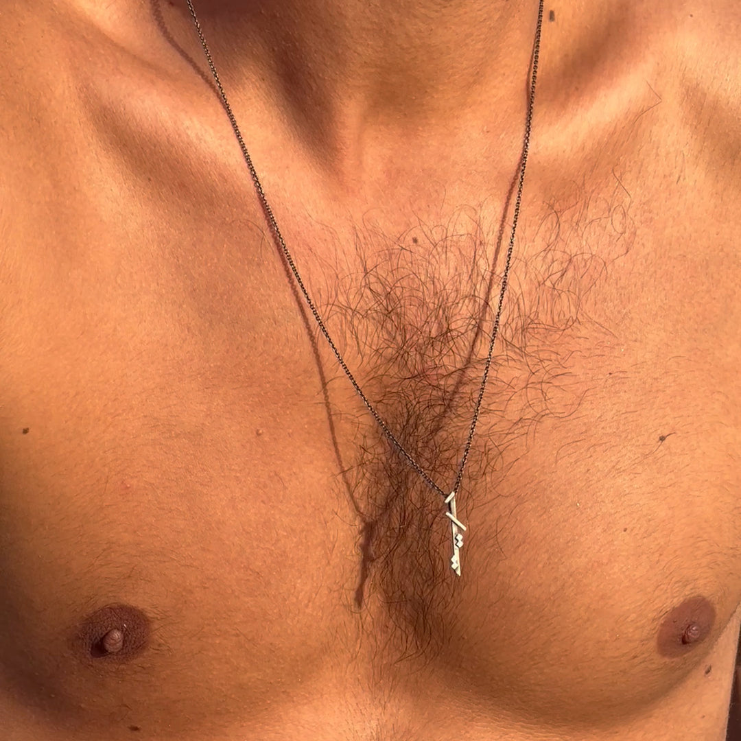 ël_Freedom vertical necklace in aged silver