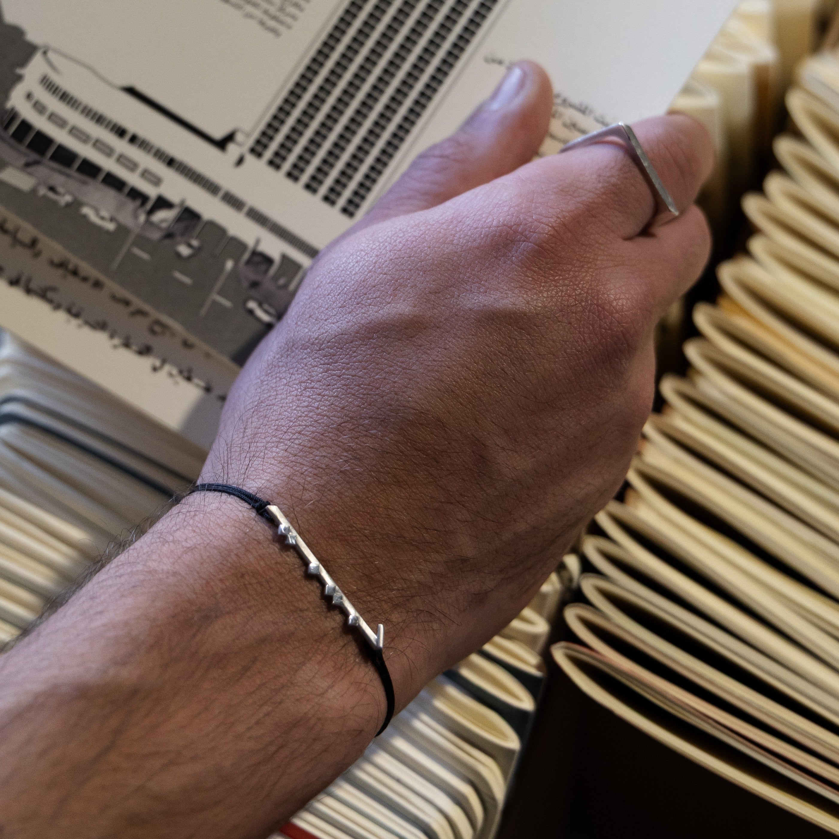 ël_Habibi bracelet in brushed silver with a black thread