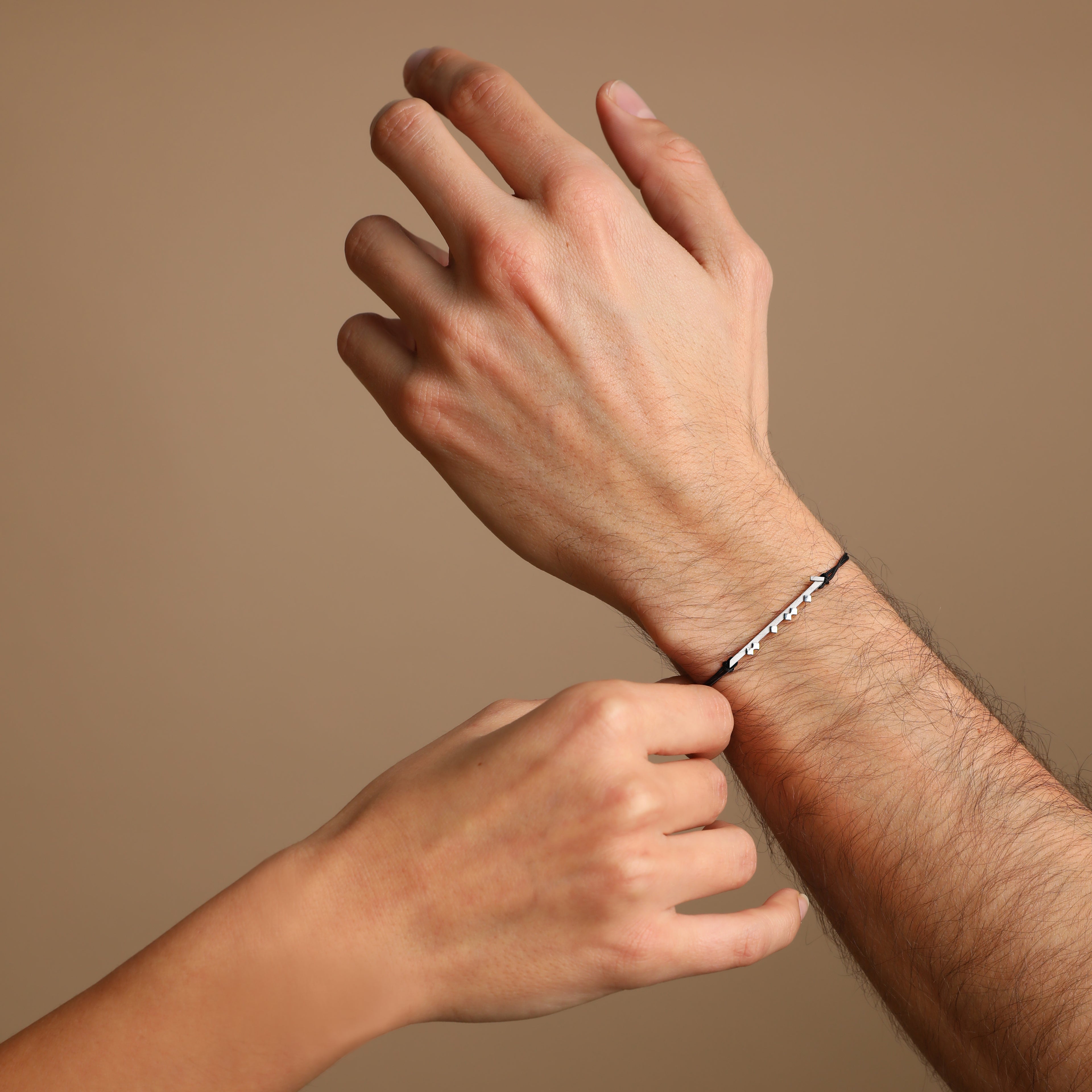 ël_Habibi bracelet in sand-blasted silver with a black thread
