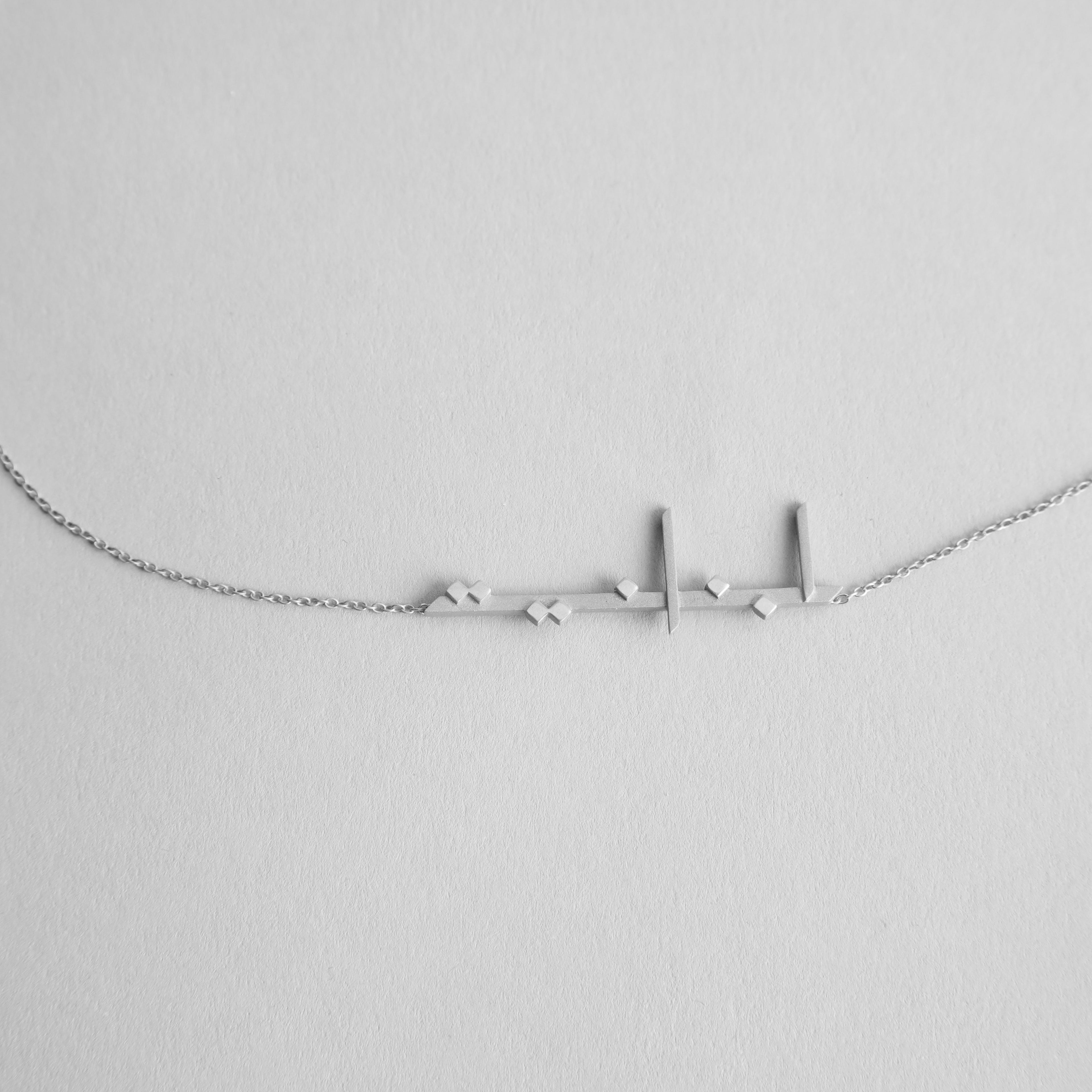 ël_Lebanese (f) horizontal necklace in sand-blasted silver