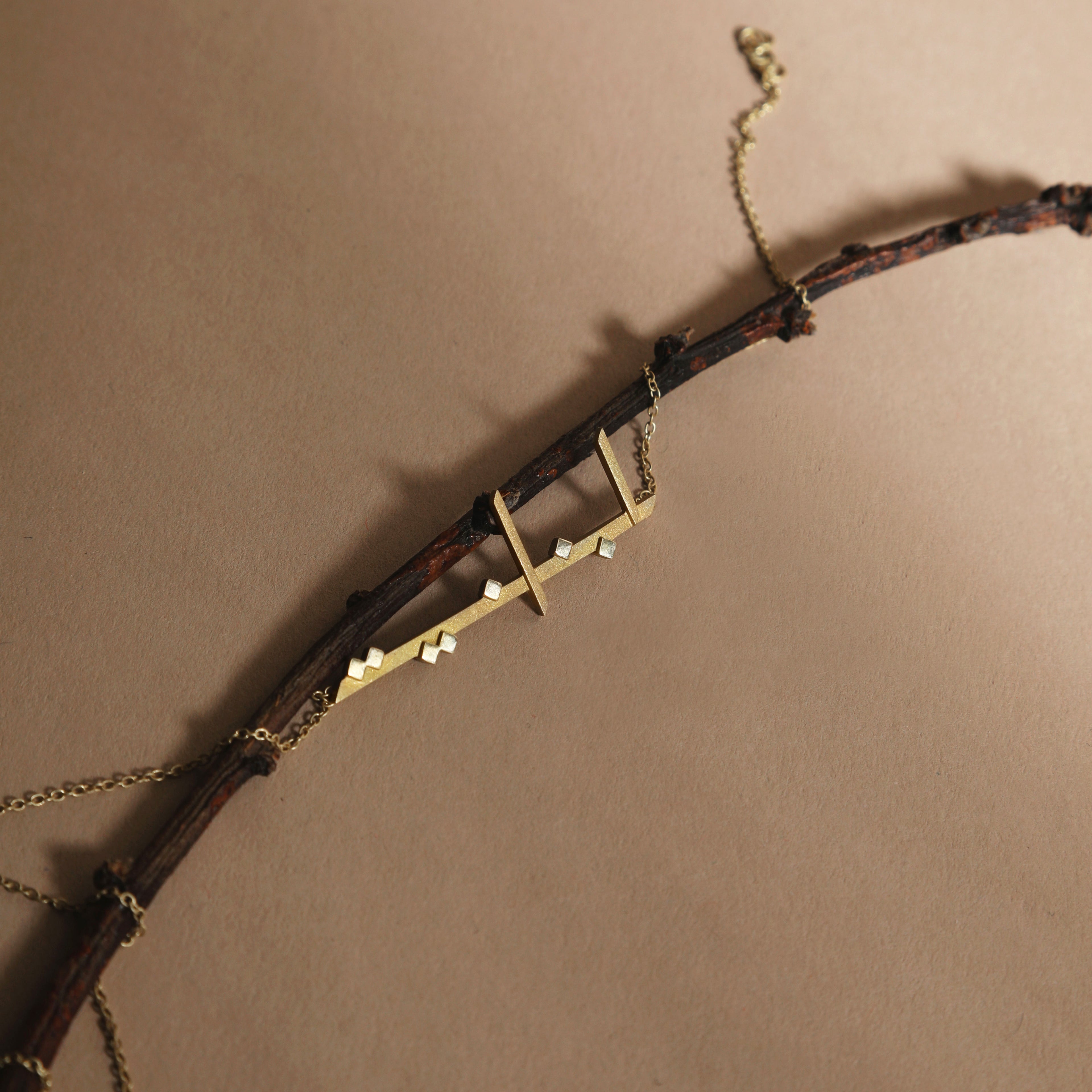 ël_Lebanese (f) horizontal necklace in sand-blasted yellow gold