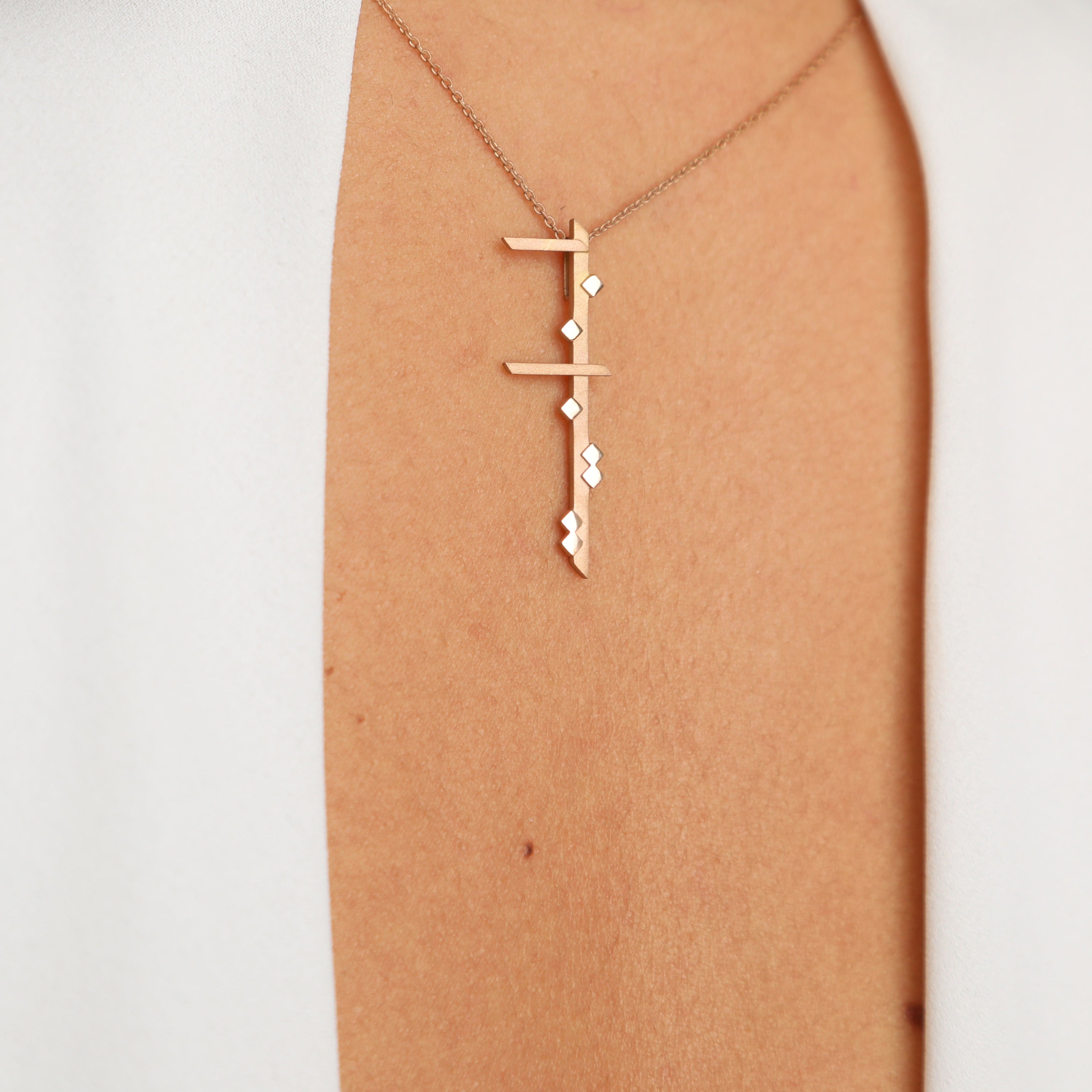 ël_Lebanese (f) vertical necklace in sand-blasted pink gold