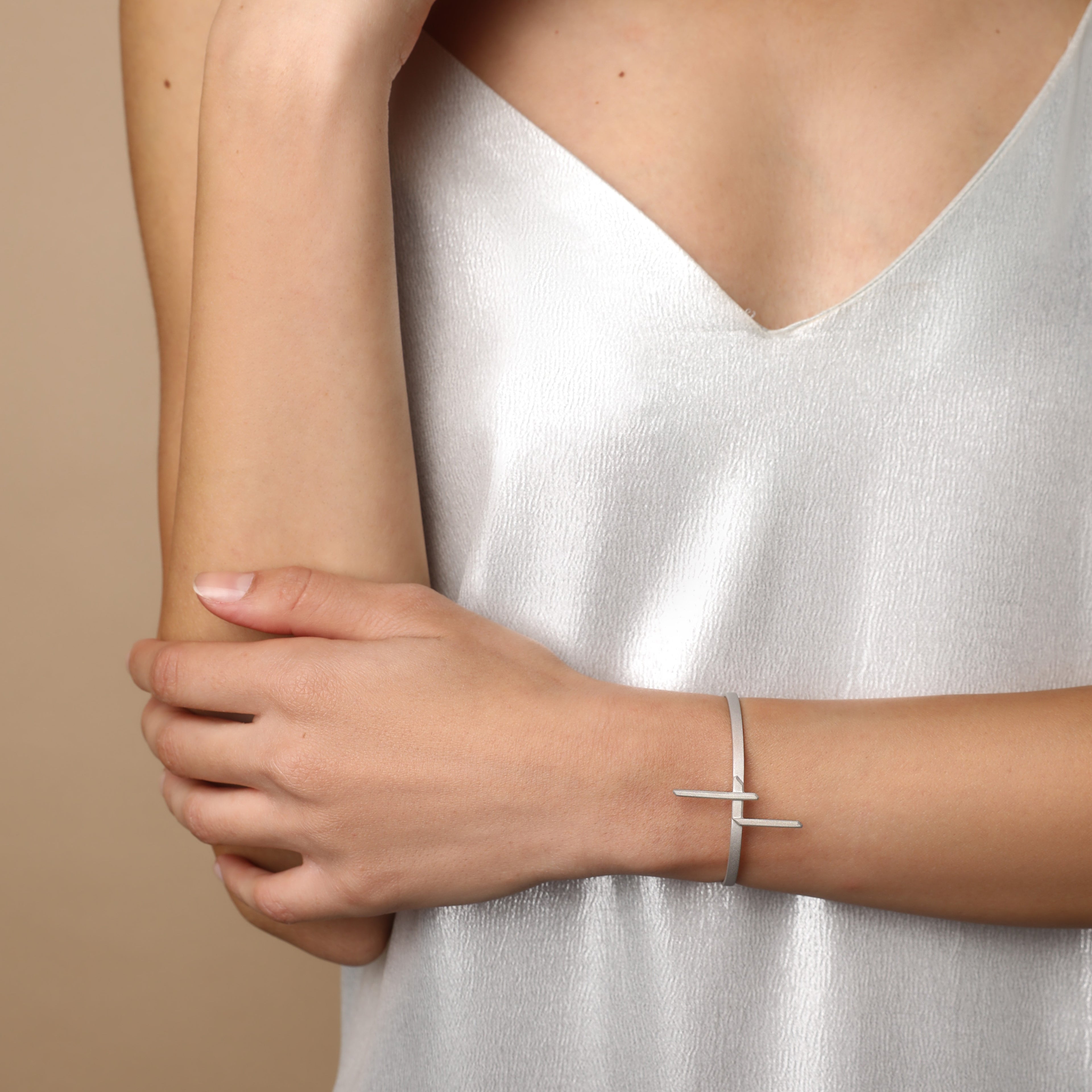 ël_Mother bangle in sand-blasted silver