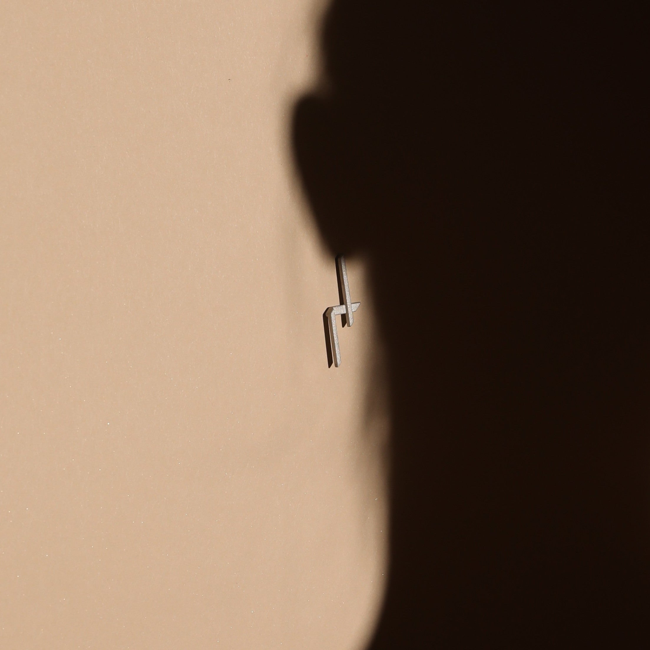 ël_Mother earring in sand-blasted silver