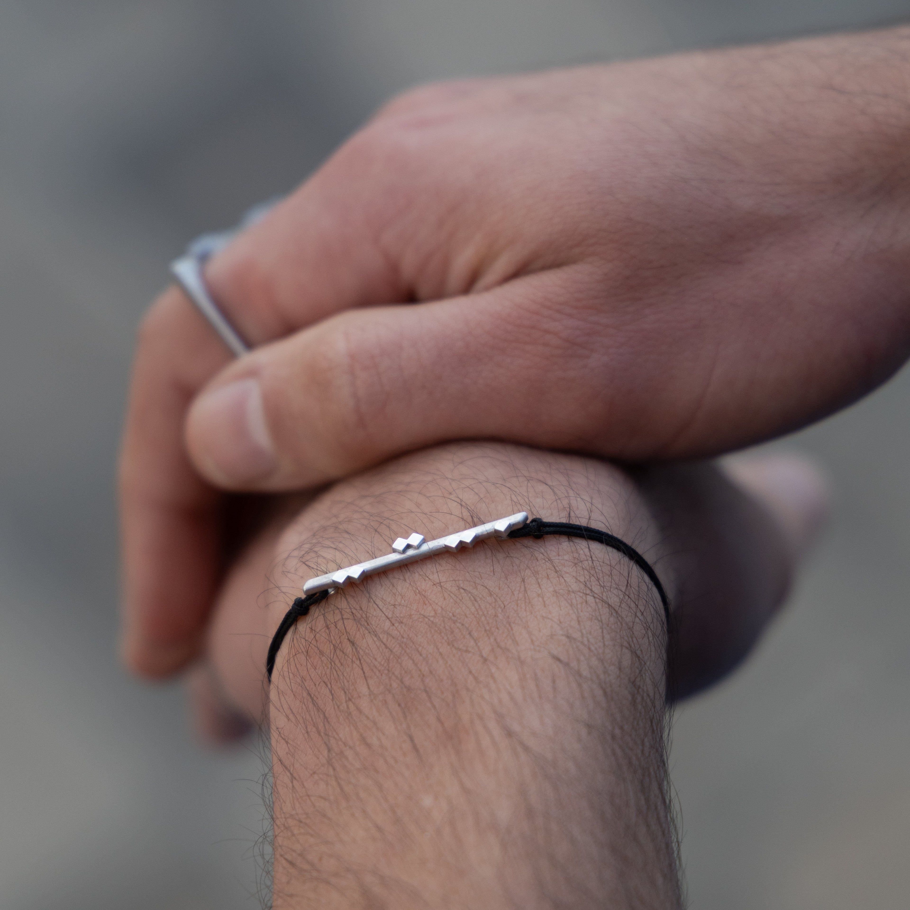ël_My home bracelet in brushed silver with a black thread