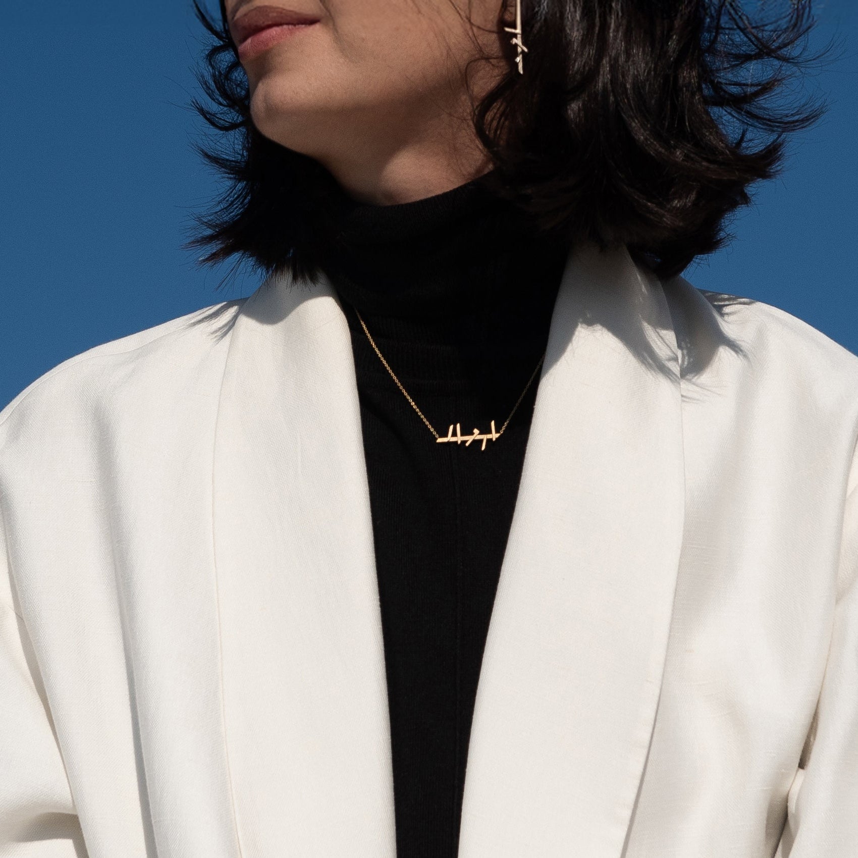 ël_Stillness earring in brushed white gold
ël_I adore you horizontal necklace in sand-blasted yellow gold